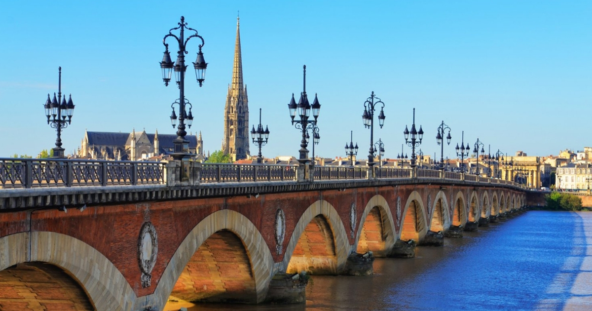 Photo du pont architectural et emblématique de Bordeaux Illustration département de la Gironde 33 BGE Sud-Ouest